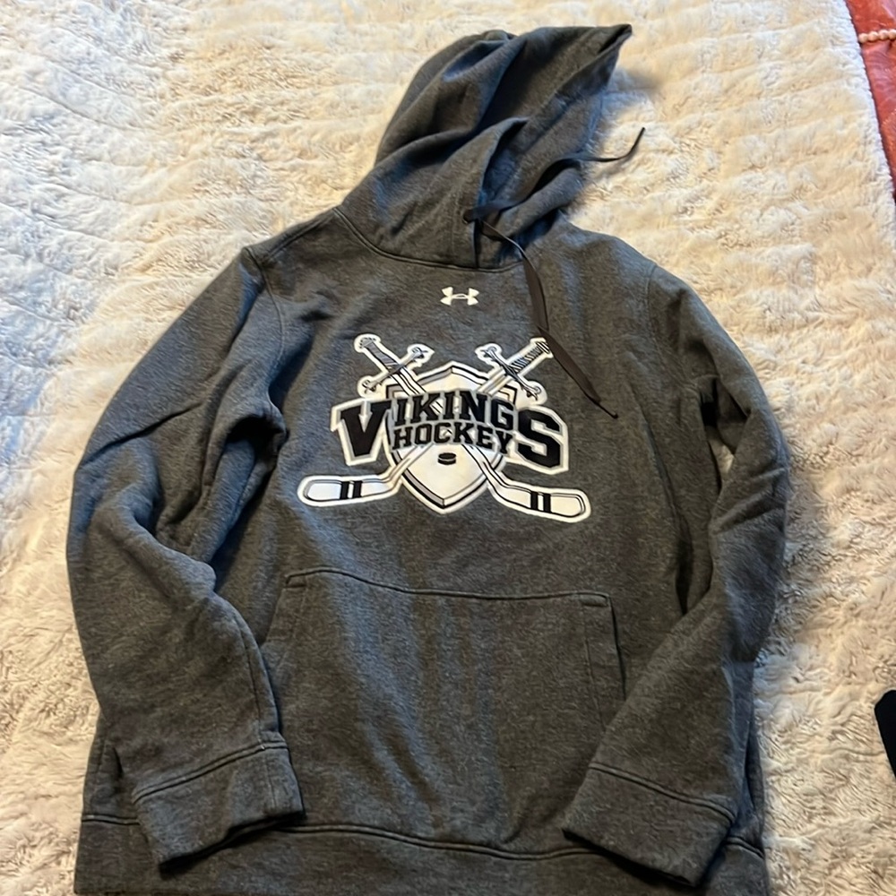 Women’s under Armour sweatshirt size M